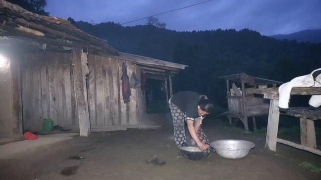 Rita cooks dinner wild mushroom & potato mix curry with rice || Life in rural Nepal смотреть онлайн