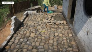 София 5. Мостит камнем площадку перед домиком.