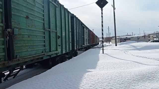 Тепловоз 2ТЭ10М-2129 С 8-Ю Крытыми Вагонами Переезжает Через Переезд На Станции Металлист смотреть онлайн