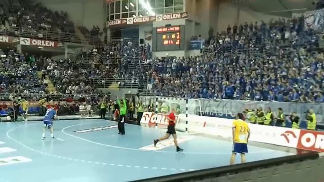 Wisła Płock - Vive Kielce 27.10.2011, Atmosfera na trybunach (urywki) смотреть онлайн