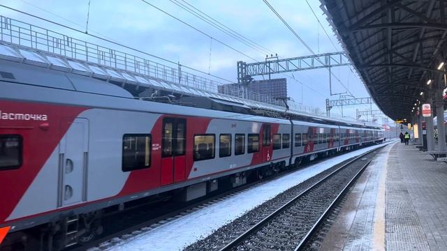 ЭС2Г 107 «Ласточка» отправляется со станции Измайлово. смотреть онлайн