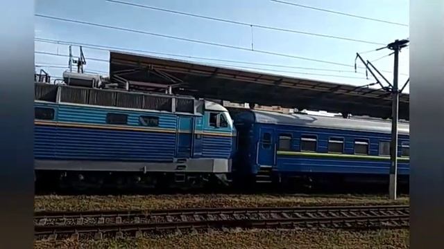 Электровоз ЧС4-080 с пассажирским поездом отправляется со станции Дарница смотреть онлайн