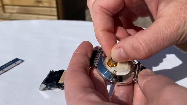 How to change battery on Revolution 38 mm смотреть онлайн