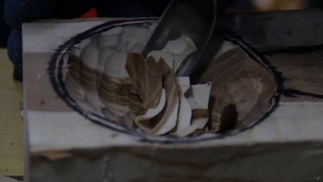 Как вырезать куксу из сырой березы How to carve kuksa from green wood birch смотреть онлайн