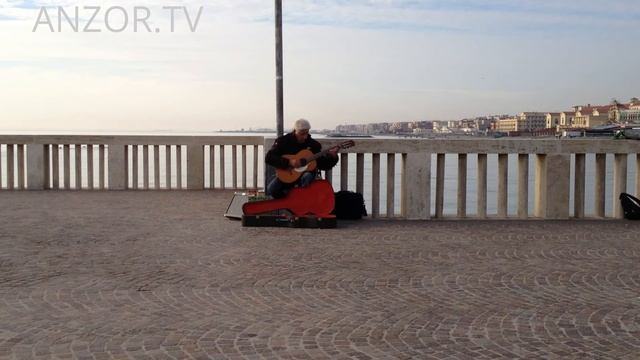 ИТАЛИЯ: Гитарист на Набережной Тирренского Моря... ROME OSTIA ITALY смотреть онлайн
