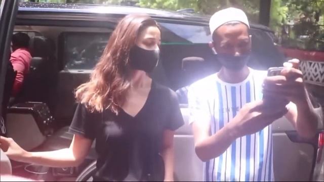 Alia Bhatt Nipple Slip || Alia Bhatt With Without Bra || Alia Bhatt Wear Black T Shirt With No Bra