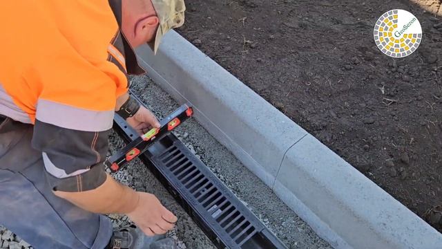 Установка пластиковых лотков в мощение.