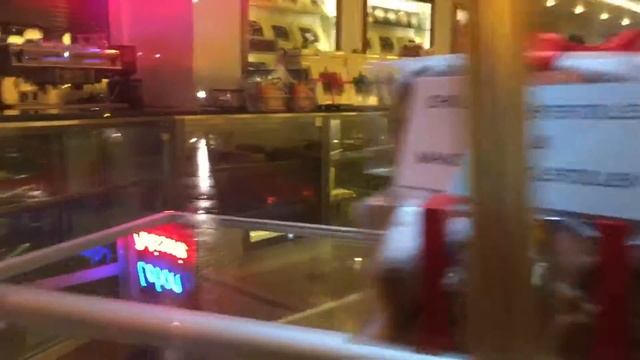 Стамбул, Бейоглу. Одна из самых фешенебельных улиц города. 28.11.2016, 07:31 смотреть онлайн