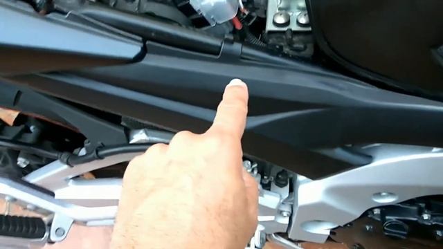 Suzuki gsr 600 - cambiar filtro de aire смотреть онлайн