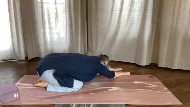 Knitting Yoga- A Practice for Tight Shoulders: This Practice Is Bananas! смотреть онлайн