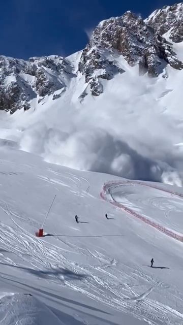 Today at Tignes in France🤯 Thankfully nobody was hurt. Truly a wild world out there… 🎥 #freeride смотреть онлайн