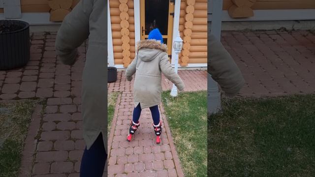 Жасмин захотела прокатиться на роликах)