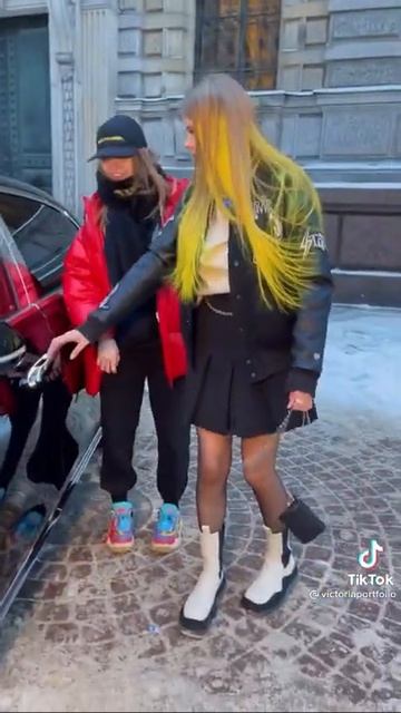 Какая-то девушка хотела ограбить машину Виктории Портфолио 😳😂😂 смотреть онлайн