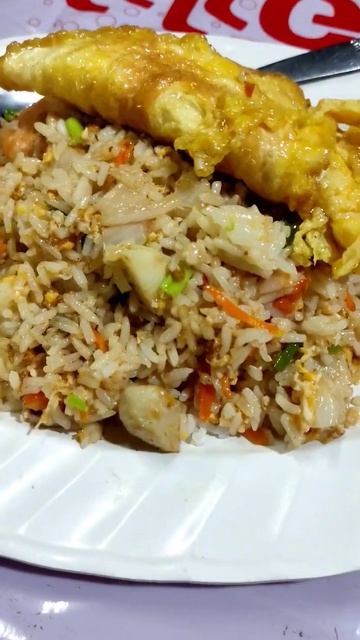 Thai Fried Rice mixed with sea food and omelette on Top || #shorts #thaifood #foodie #streetfood смотреть онлайн