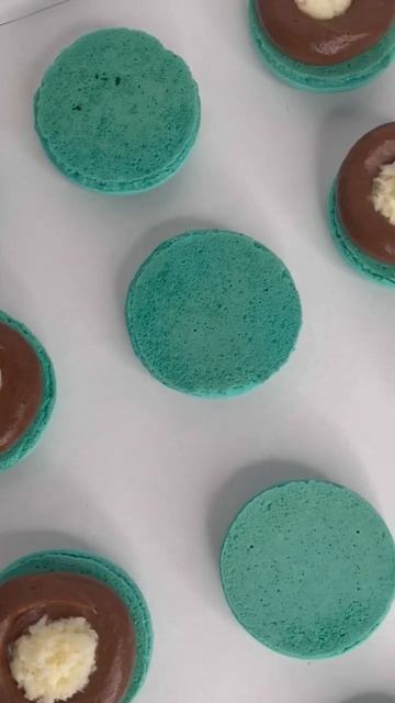 МАКАРОН «Баунти» - райское наслаждение🏝️ #макарон #десерт #pastry #макаронс #macaron #dessert #food смотреть онлайн