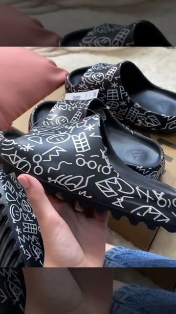 Adidas Yeezy Slide черные с принтом смотреть онлайн