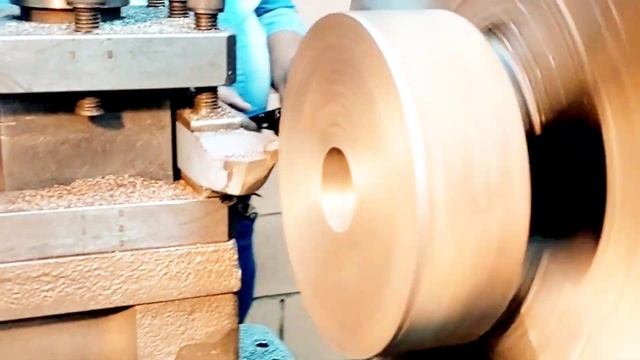Solid Cast Iron || Motor Pulley On Manual Lathe Machine смотреть онлайн