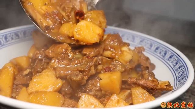 【陕北霞姐】天冷吃大餐，洋芋炖排骨＋清炖牛骨汤，吃肉喝汤两不误，猛香了！ смотреть онлайн