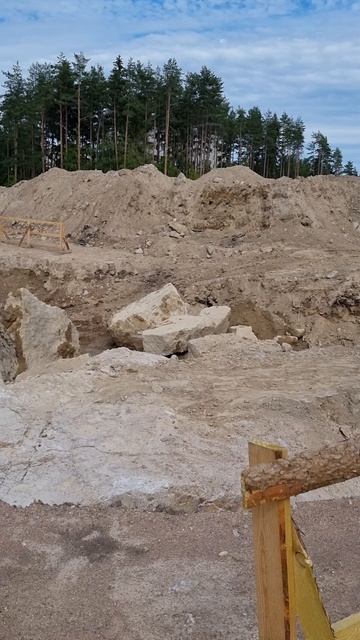 Чем бурят валуны и скалы?