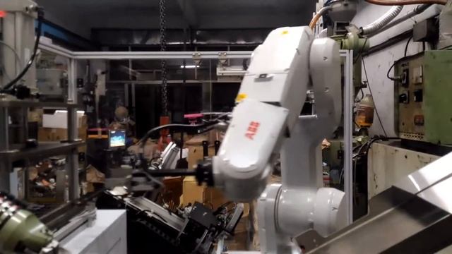 Plastic inject with Abb six axis robot смотреть онлайн