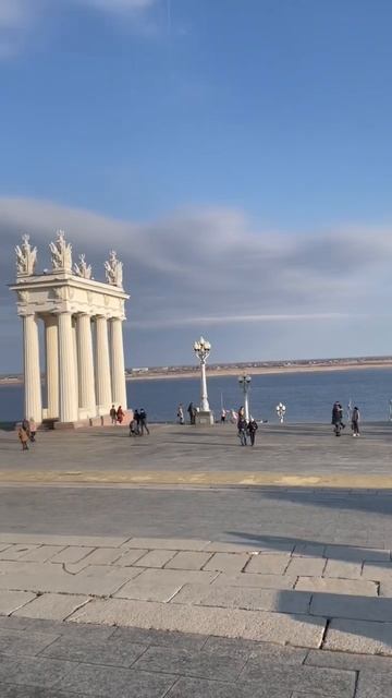 Девочки, поздравляю вас с 8 марта☺️ Сегодня был отличный день! Много гуляли и пробовали новую кухню смотреть онлайн
