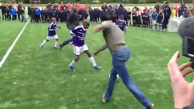 ★ Robin van Persie shows off some serious skills at the RVP Tournament in Rotterdam смотреть онлайн