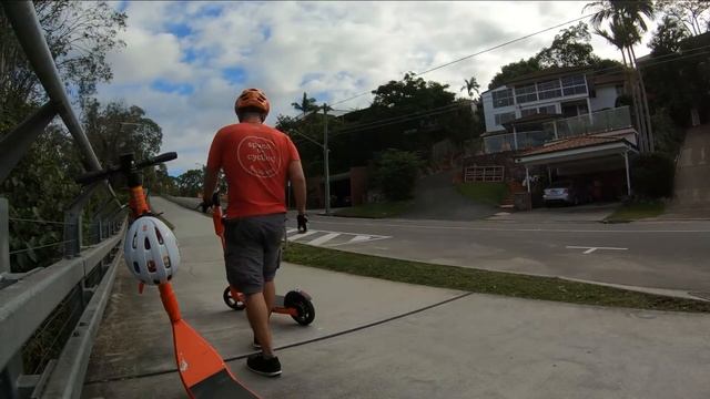 Cyclists vs E-scooter! A very short PSA смотреть онлайн