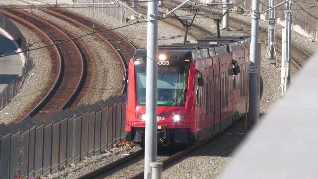 San Diego MTS Trolley - Siemens S70 Green Line #4003 departing Middletown смотреть онлайн