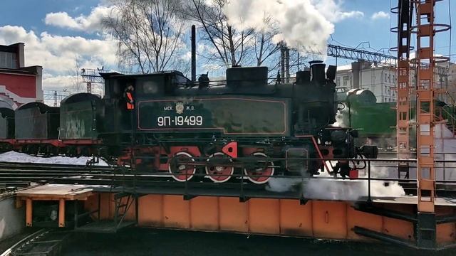 Спустя, полгода Девятка снова на манëврах! Паровоз 9П-19499 выполняет манëвры в депо Подмосковное смотреть онлайн
