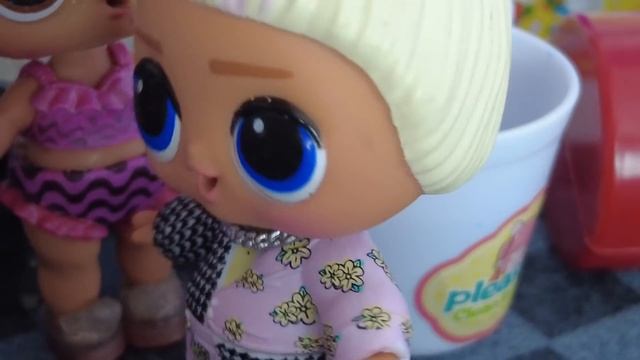 ПОЖАР В ДОМЕ НОВОЙ КУКЛЫ ЛОЛ СЮРПРИЗ! Кто ее к себе возьмет? Смешные куклы ЛОЛ LOL сюрприз Даринелк смотреть онлайн