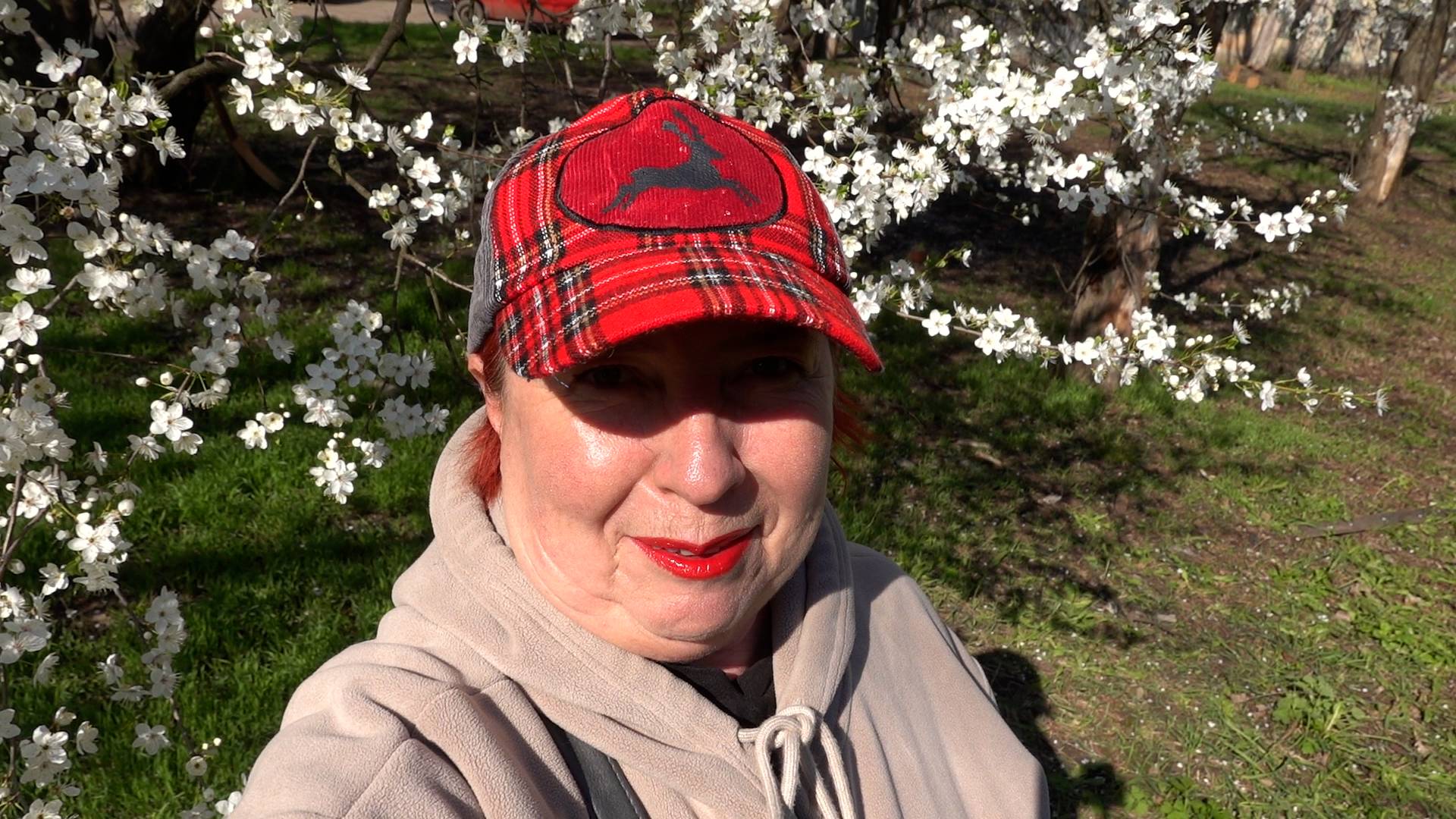 Прогулка Эльвиры по весеннему Донецку / Глобальная перестройка в парке "Гулливер" смотреть онлайн