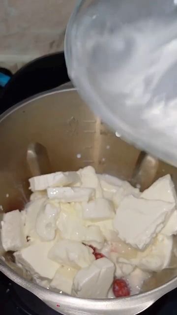 Клубничный молочный коктейль с помощью Китченбота #kitchenbot #рецепты #молочныйкоктейль #напитки