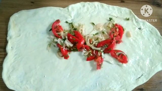 Помидоры , лук и зелень. Для любителей теста. 🥐🥖🫓🥨🥯🧄🥦🥬🥒🫑🍅🍅🧄 смотреть онлайн