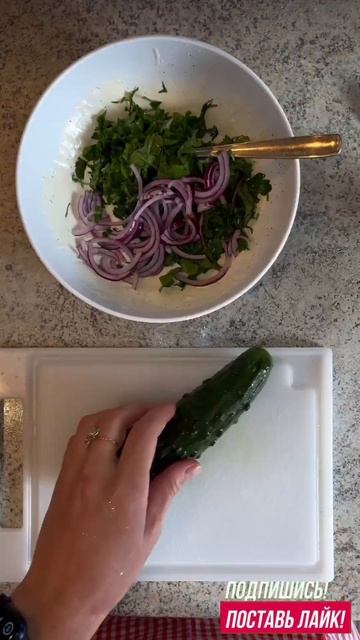 Овощной салат с пикантным соусом и картофельными чипсами . смотреть онлайн
