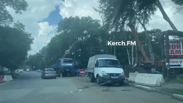 Водители, аккуратнее! На улице Кирова вдоль дороги лежит огромная труба смотреть онлайн