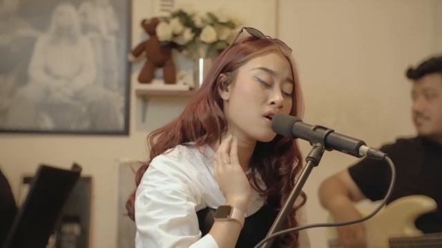 See You On Wednesday | Aisha Retno - W.H.U.T (Wanna Hold U Tight) - Live Session смотреть онлайн
