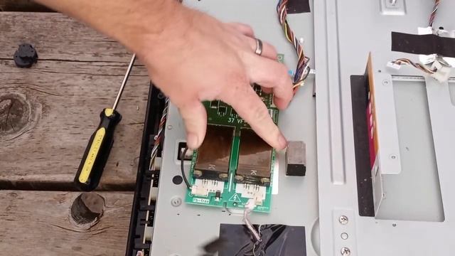 Scrapping a Flat Screen TV for Aluminum, Copper, Steel and Circuit Boards смотреть онлайн