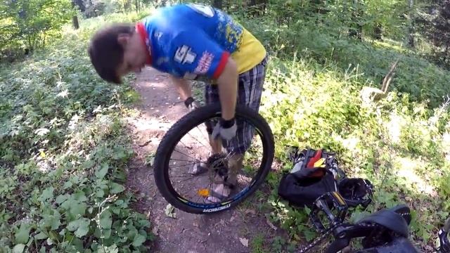 Что делать при разрыве покрышки в пути решает Максим Попов смотреть онлайн