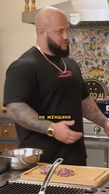 Защитил женщину... 💪😲 | Джиган, Ляйсан Утяшева - шоу "Дерзкая готовка" #shorts смотреть онлайн