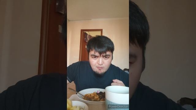 Обед: печень, горох и картофель. Мукбанг смотреть онлайн