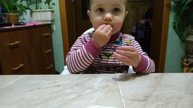 VLOG :МИНУТКА ОТКРОВЕНИЯ/едим клубнику/окрашивание на дому/мамина помощница смотреть онлайн