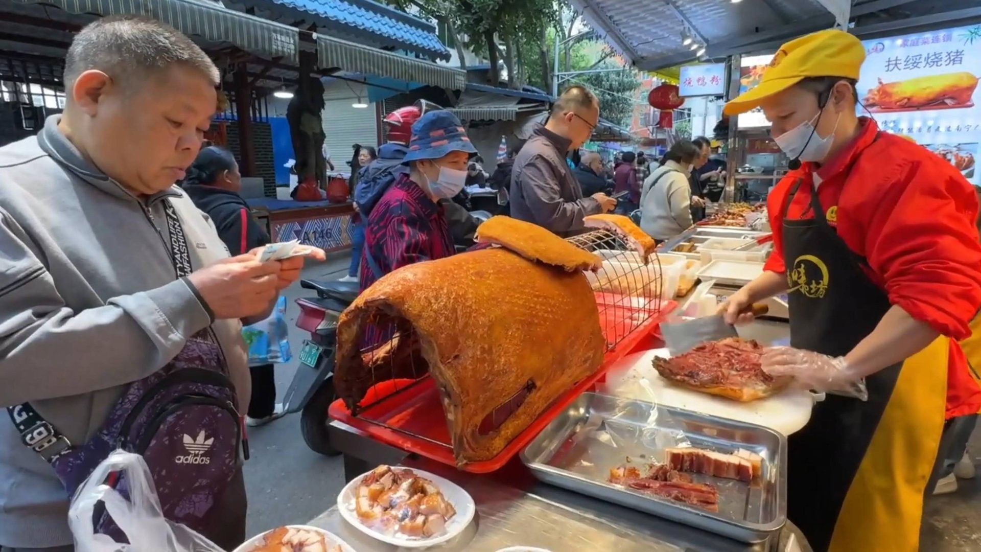 Оживлённое путешествие по рынку Южного Китая- курица на пару, креветочные котлеты, фаршированные ово смотреть онлайн