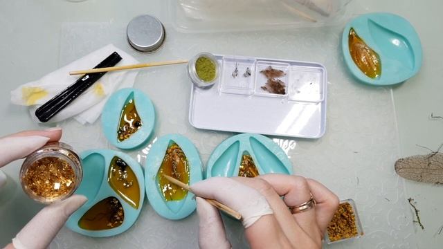 FREE Tutorial. Epoxy Resin Faux Amber cabochons with polymer clay and natural inclusions! смотреть онлайн