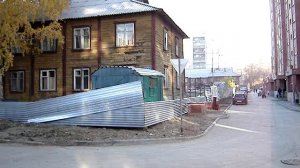 Старые деревянные (брусчатые) дома в новосибирском Академгородке (в микрорайоне “Щ”), 2008 год.