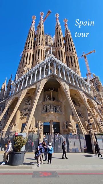 SAGRADA FAMILIA (Barcelona) | Full tour in 4K (exterior) barcelona смотреть онлайн