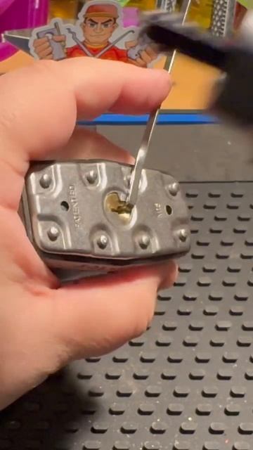 Dangerfield Machina - Master Lock #hack #security #lockpicking #shortsvideo #youtubeshorts #fyp смотреть онлайн