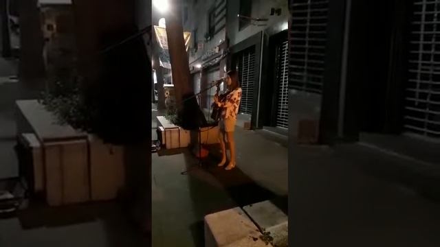 Красивая девушка поёт на улице в Сеуле. смотреть онлайн