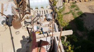 установка опалубки для  заливки колонны.