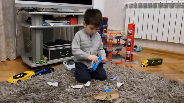 Перевозчик машинок Хот Вилс (HotWheels) - Гонки машинок Хот Вилс (HotWheels) на трэке смотреть онлайн