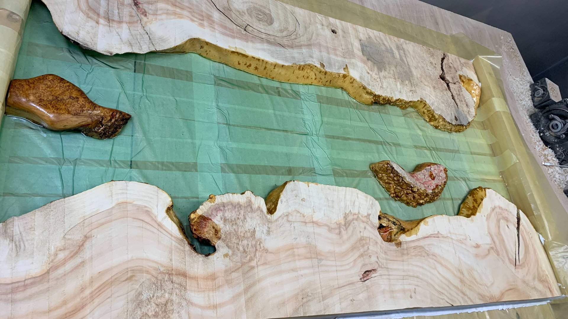 Заливаем стол из эпоксидной смолы, важные моменты. смотреть онлайн